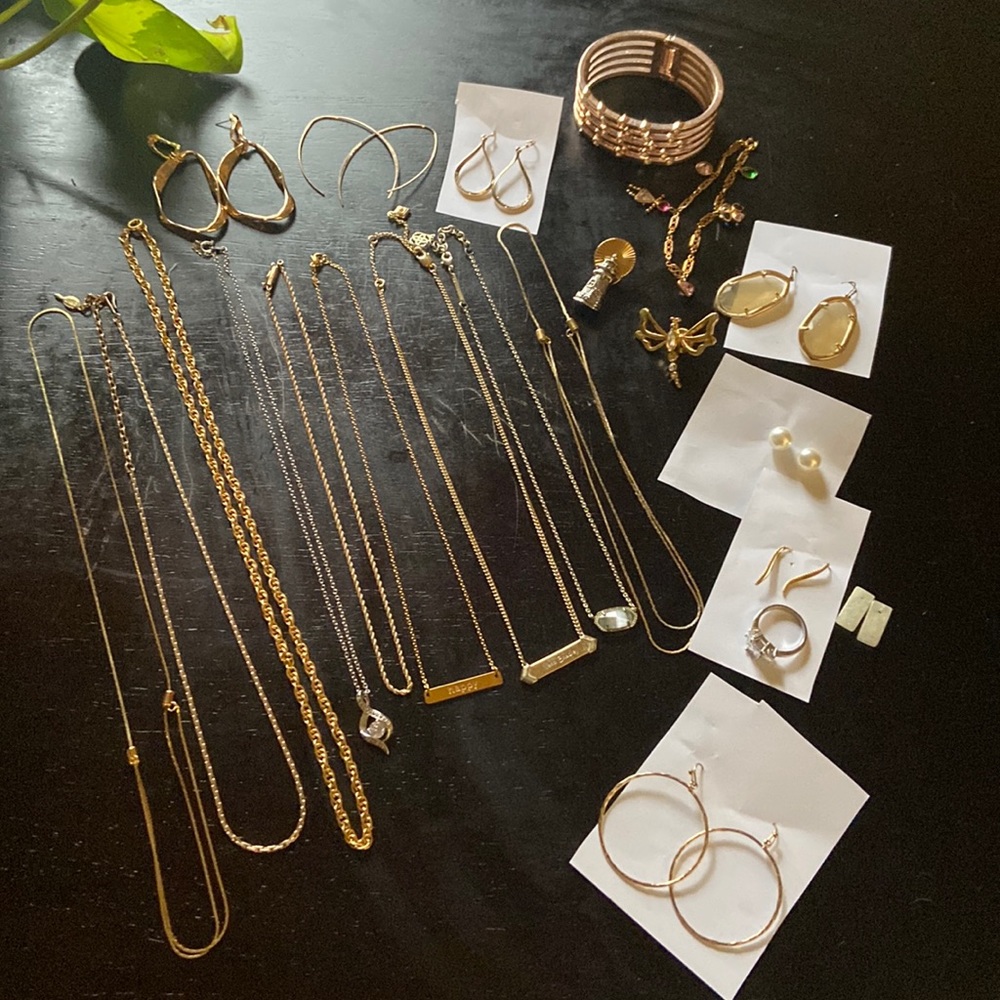 Lots of costume Jewelry 21 pieces